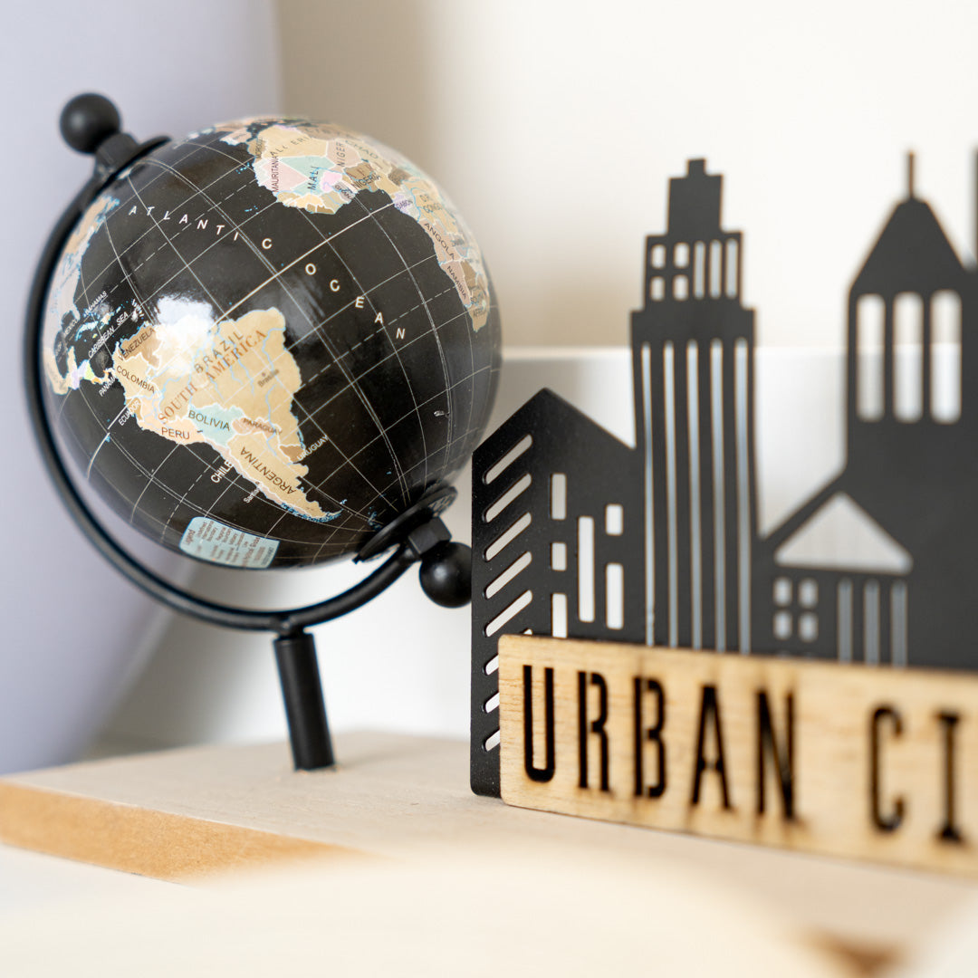 Decorazione urban city con mappamondo