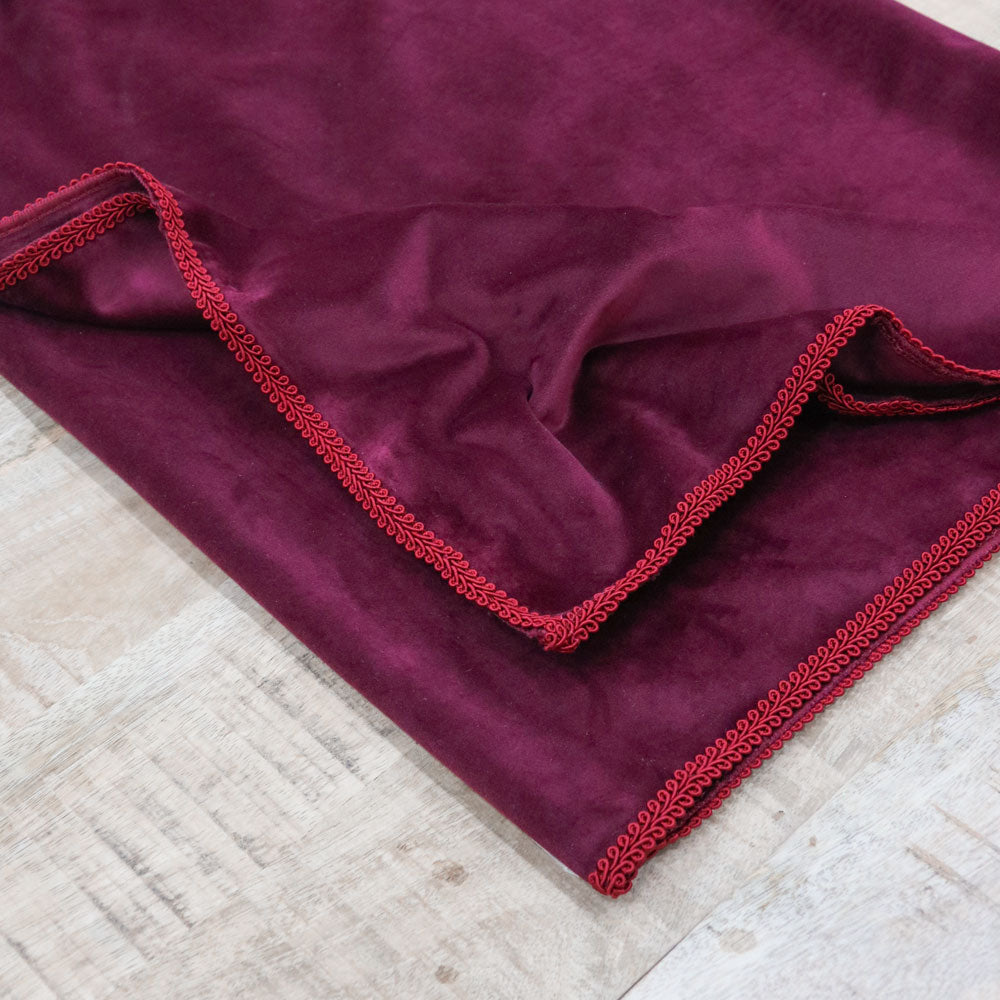 Runner in velluto con bordo ricamato Bordeaux